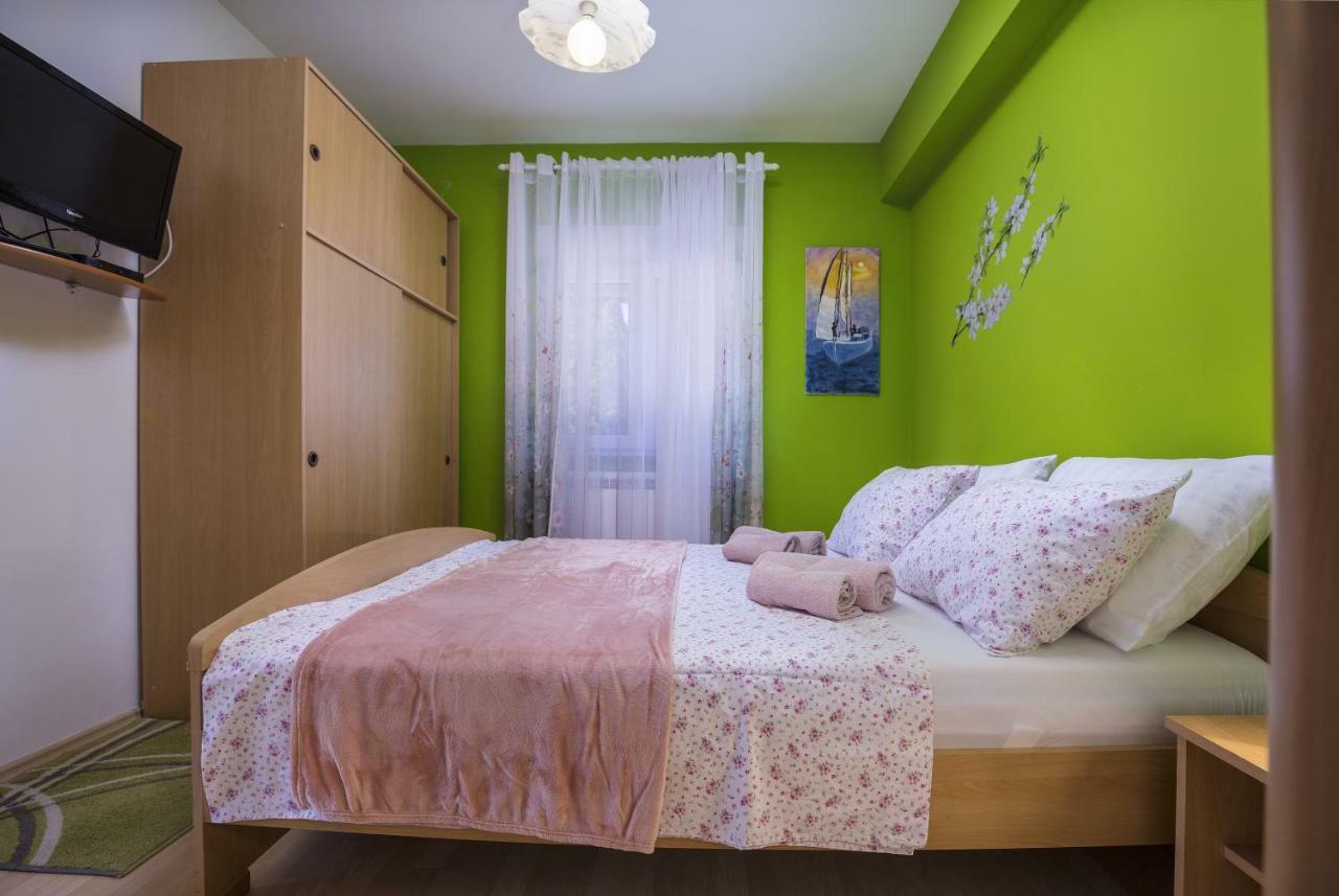 Apartments Ella ロヴィニ エクステリア 写真