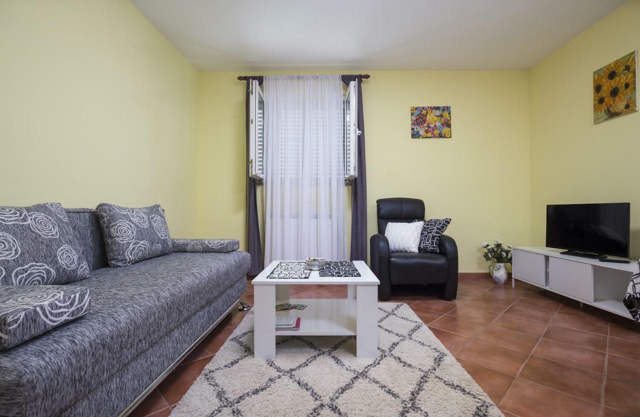 Apartments Ella ロヴィニ エクステリア 写真