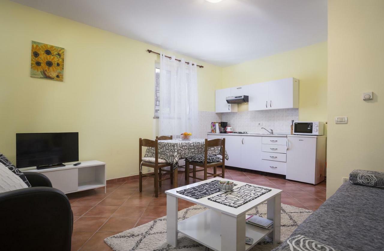 Apartments Ella ロヴィニ エクステリア 写真